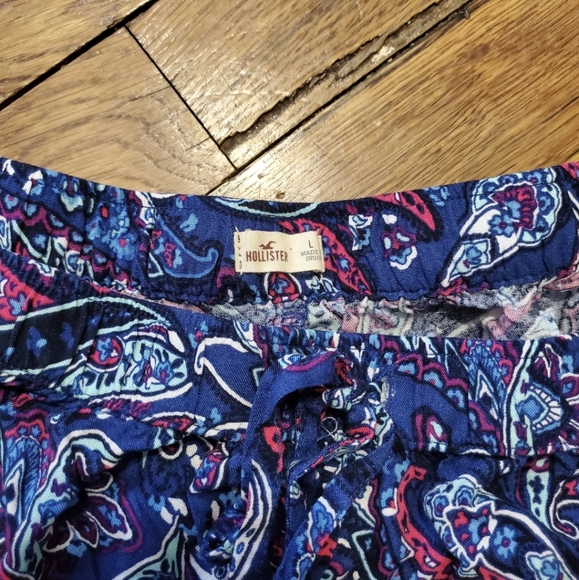 Hollister | Paisley Patterned Pull-on Shorts - Picture 2 of 3